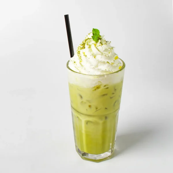 Grüner Matcha-Tee mit gesüßter Milch