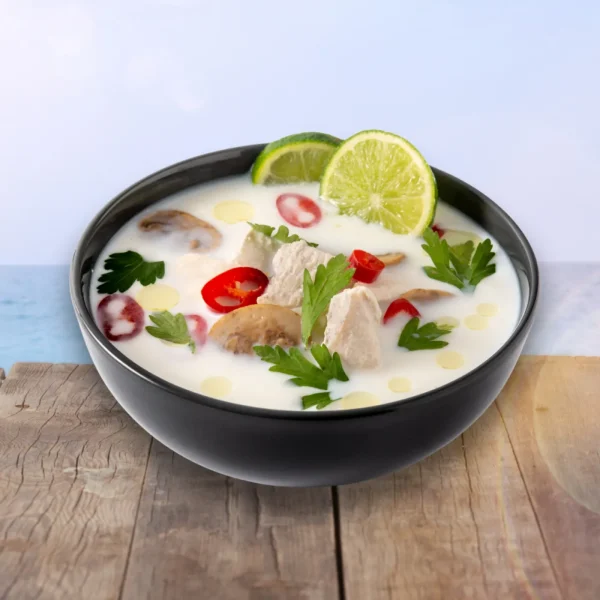 Tom Kha ต้มข่า Hähnchen- oder Garnelensuppe mit Kokosnussmilch, Galangal, Koriander, Champignons